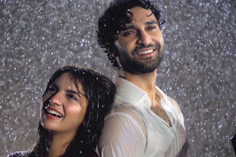 Dananeer Mobeen and Ahad Raza Mir laughing in the rain in the Meem Se Mohabbat OST